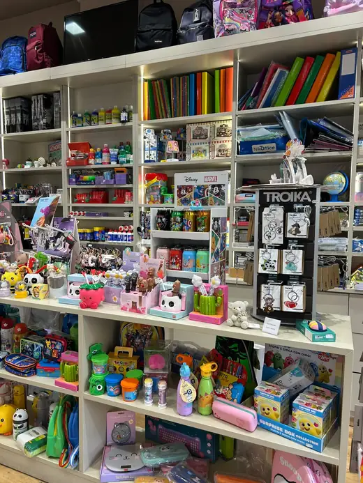 Scaffali con zaini, cartelle e idee regalo